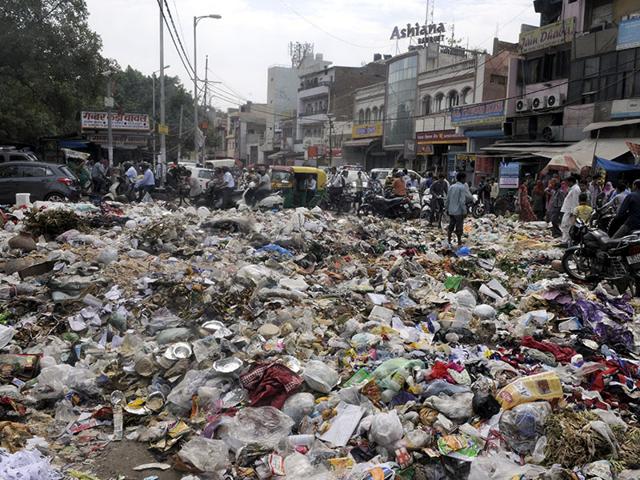 dehli rubbish on streets